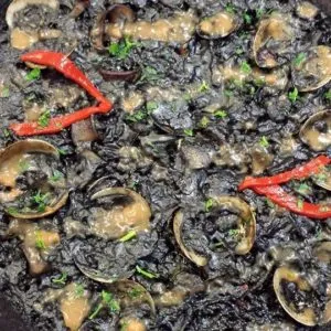Arroz negro con almejas y marisco en Tarragona Restaurant 5 Sentits